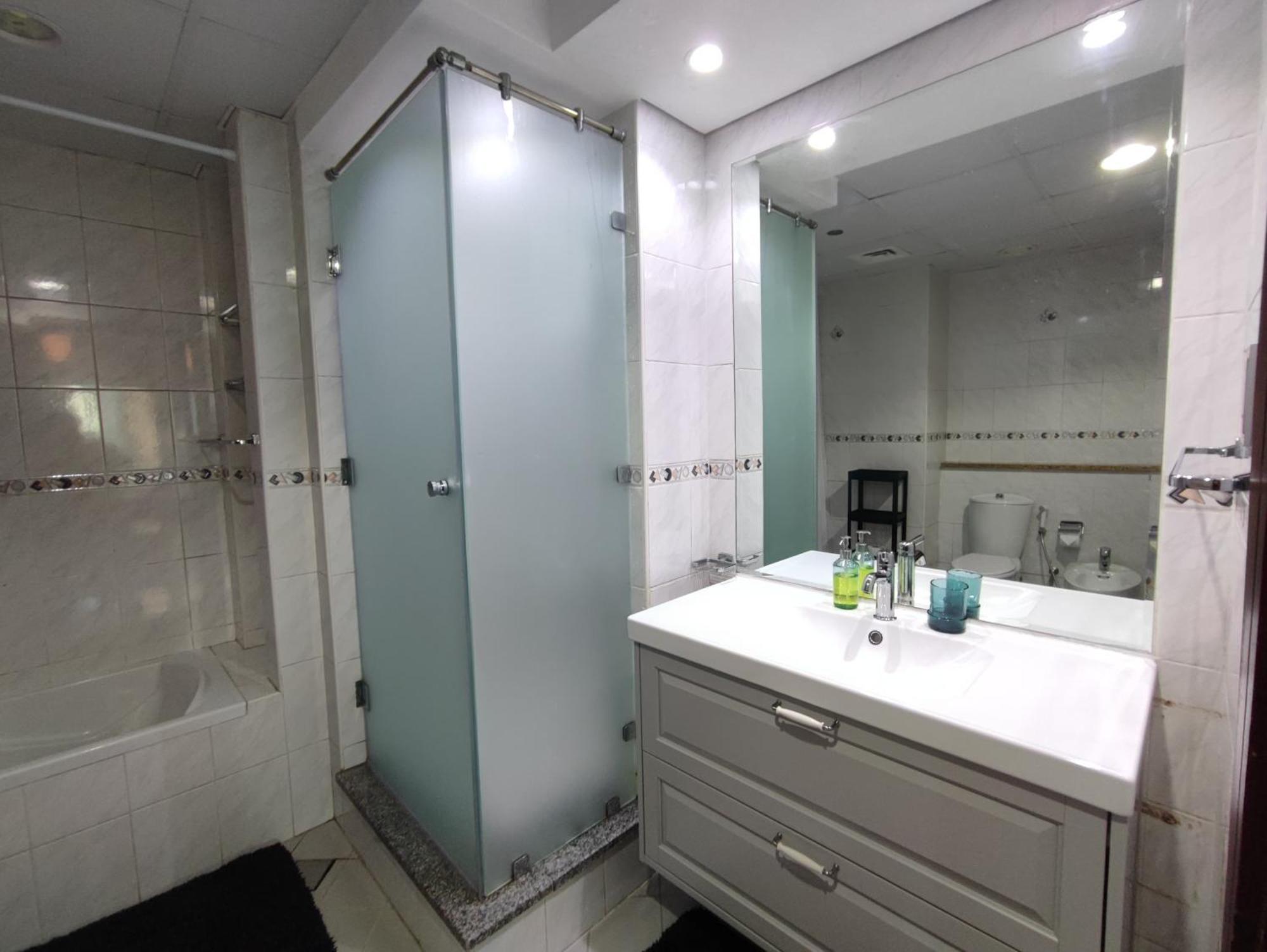 One Bedroom Apartment With Pool & Gym Near Marina Dubai Exterior foto